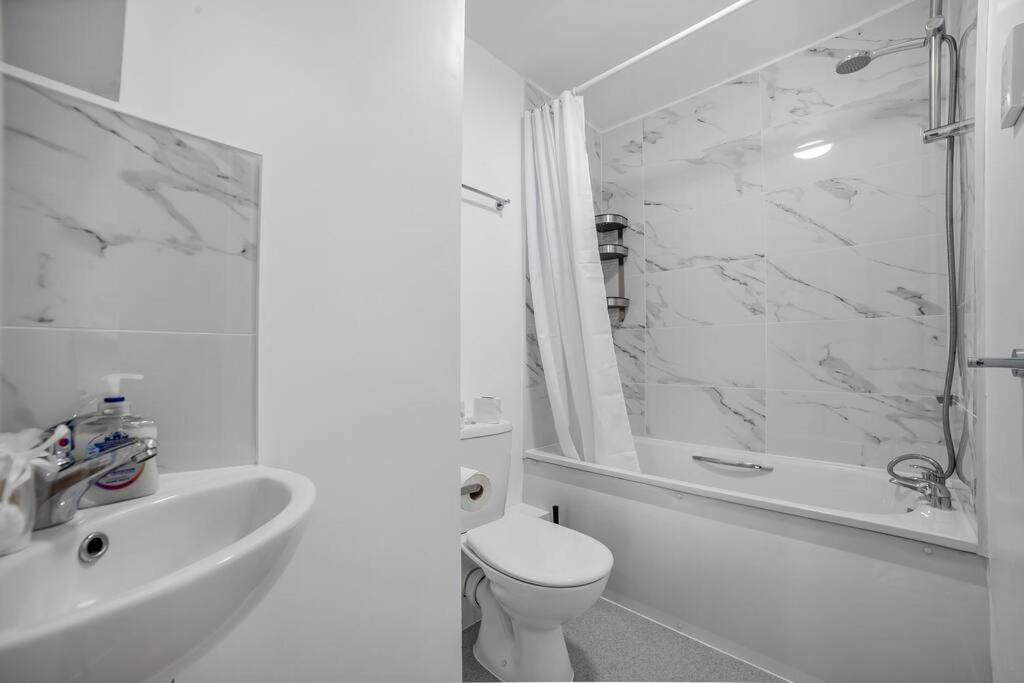 Appartamento Charming Semi 1-bed Walk To Tower Of Londra