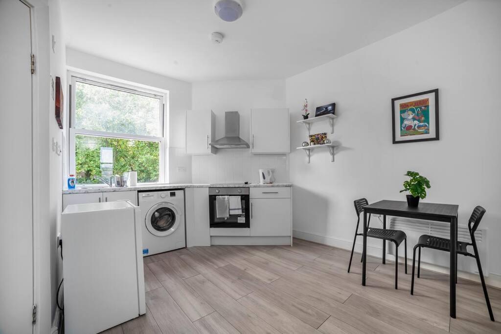 Charming Semi 1-bed Walk To Tower Of Appartamento Londra